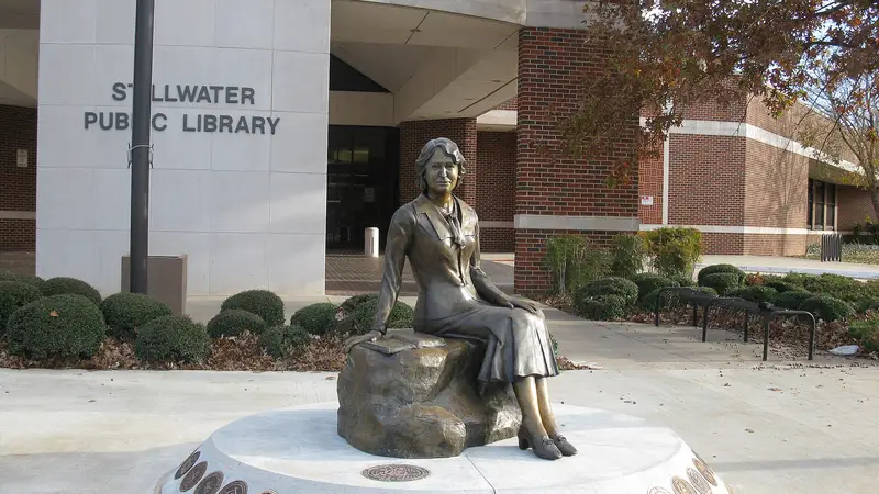 Angie Debo statue by Phyllis Mantik
